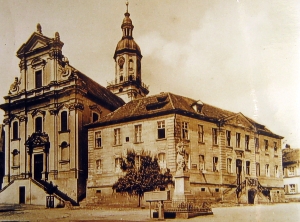 Ritterhaus mit Kirche 